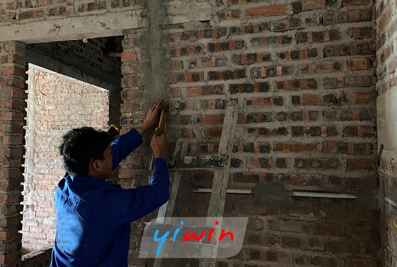 Thi công đóng lưới trát tường trong khách sạn
