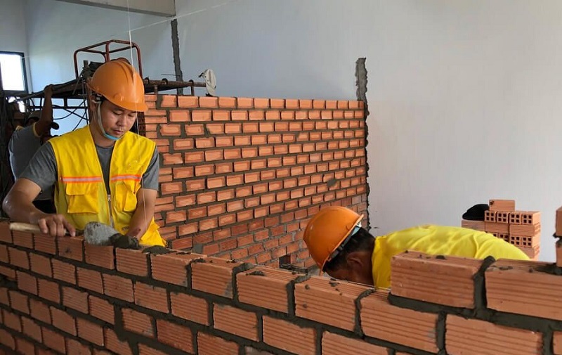Thi công xây tường và phân chia không gian khách sạn