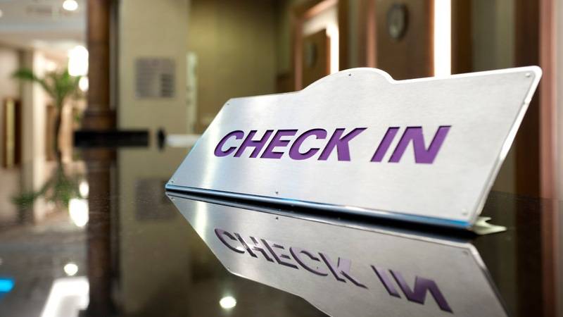 Check in và cập nhập thông tin khách hàng tại quầy lễ tân