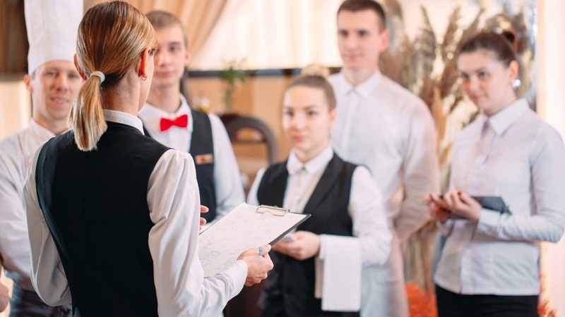 Nhân viên khách sạn phải được đào tạo bài bản, thái độ phục vụ chuyên nghiệp