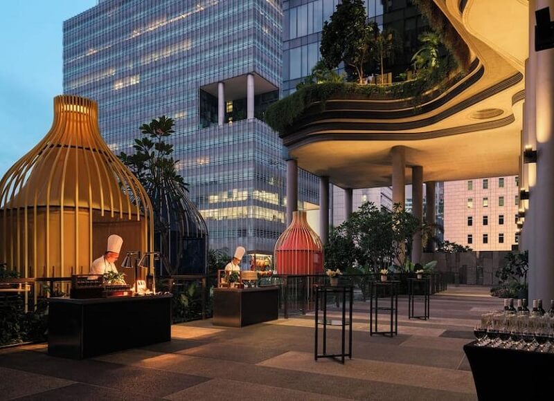 Hệ thống sky-gardens bốn tầng cao với hơn 15,000 mét vuông cây xanh nhiệt đới