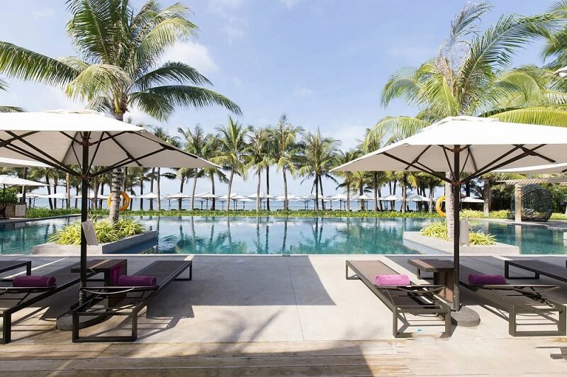Hồ bơi được bao quanh bởi những hàng cây xanh mát, hòa mình với thiên nhiên