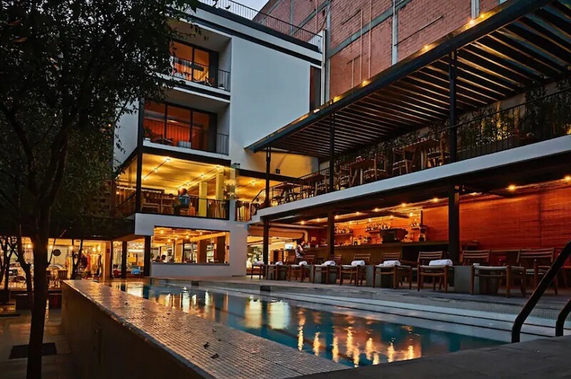 Hotel Carlota gây ấn tượng với kiến trúc bê tông thô mộc và hồ bơi trong suốt độc đáo