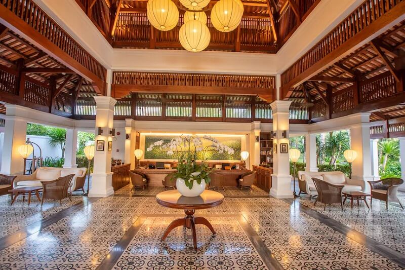 Không gian kiến trúc Indochine sang trọng với nội thất gỗ và gạch bông hoài cổ