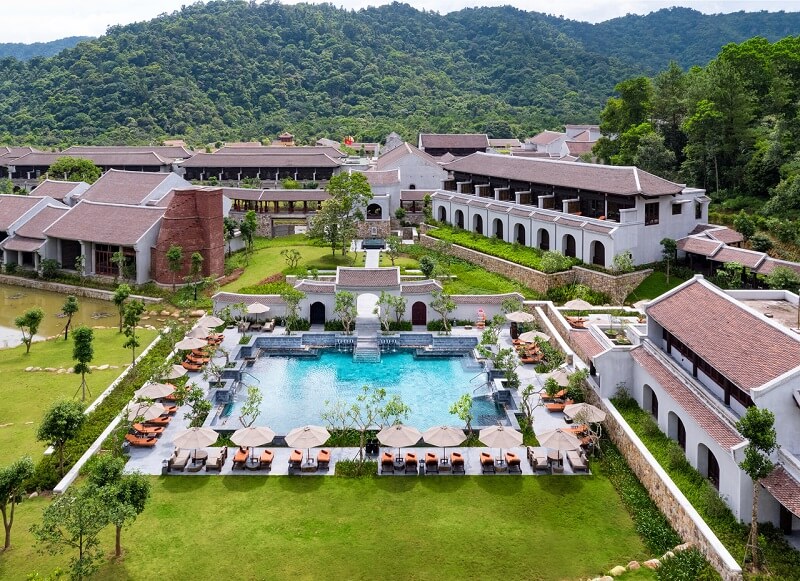 Legacy Yên Tử sở hữu không gian nghỉ dưỡng đậm chất Indochine với tường gạch đất nung và mái ngói cổ truyền