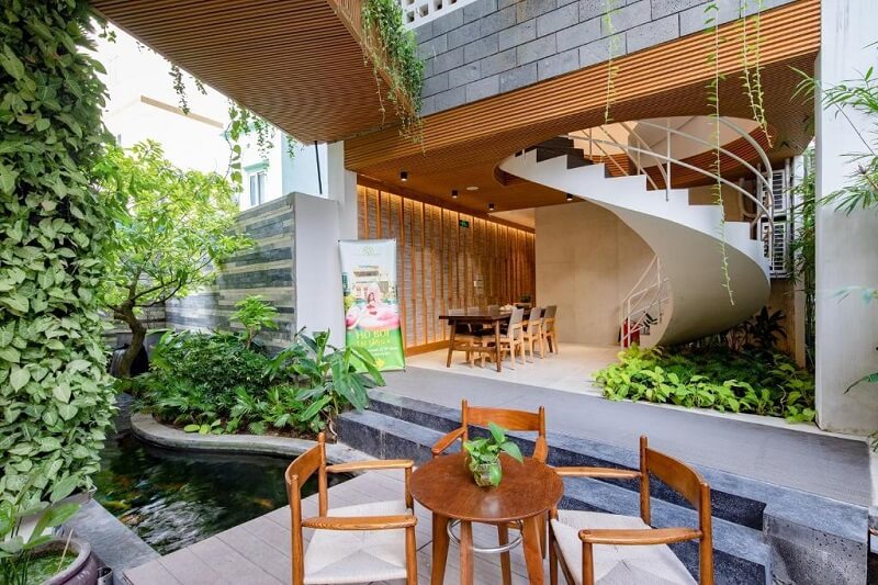 Mọi không gian trong khách sạn đều được trang trí bởi hệ thống cây cảnh xanh mát