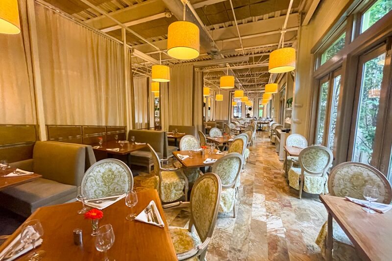 Nội thất nhà hàng Print Works Bistro mang phong cách mở, sử dụng gỗ và thép tái chế