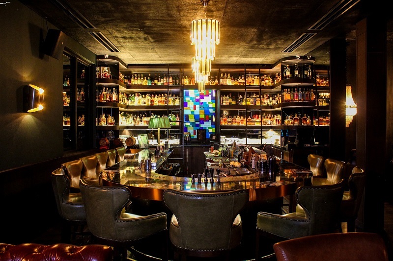 Nội thất quầy bar sử dụng ghế bọc da cao cấp và hệ thống đèn chùm pha lê lộng lẫy