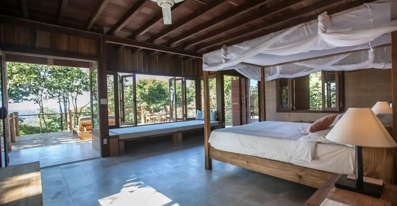 Phòng nghỉ không điều hòa nhưng tràn ngập gió biển tại Mango Bay Resort