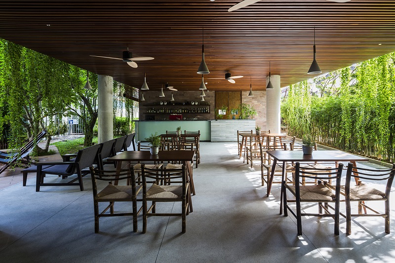 Quầy bar thiết kế theo kiến trúc không gian mở với cây cảnh bao quanh