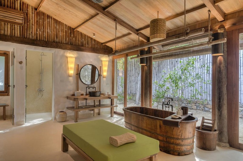 Thiết kế khu vực Spa gần gũi thiên nhiên, với các phòng spa gỗ, mái lá giữa vườn cây